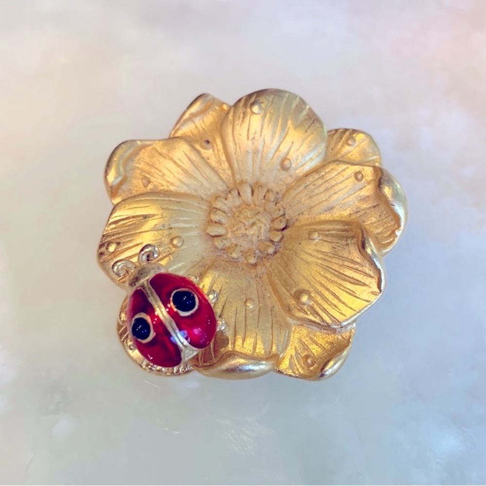 ⚜️VINTAGE⚜️ Golden Tone Metal Flower with Moveable Enameled Ladybug